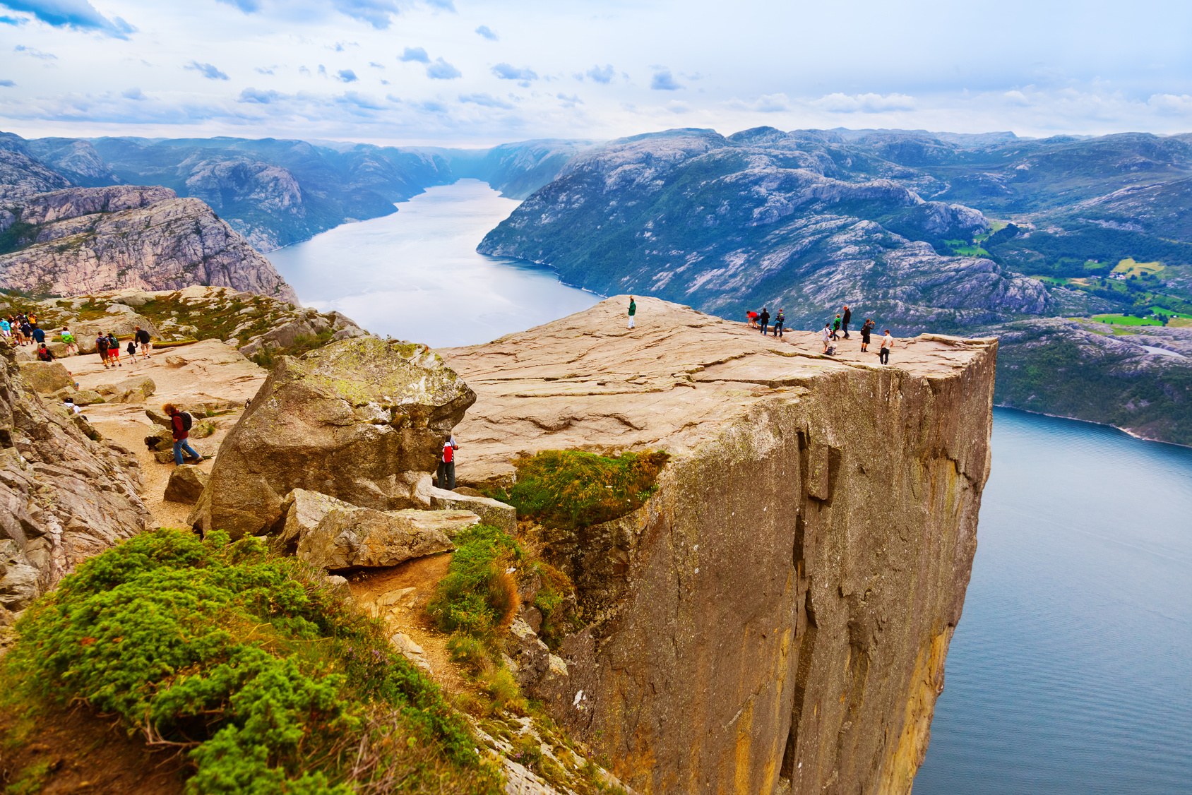 挪威最壮美的峡湾，随手拍就是风光大片，号称“峡湾之王”_瀑布